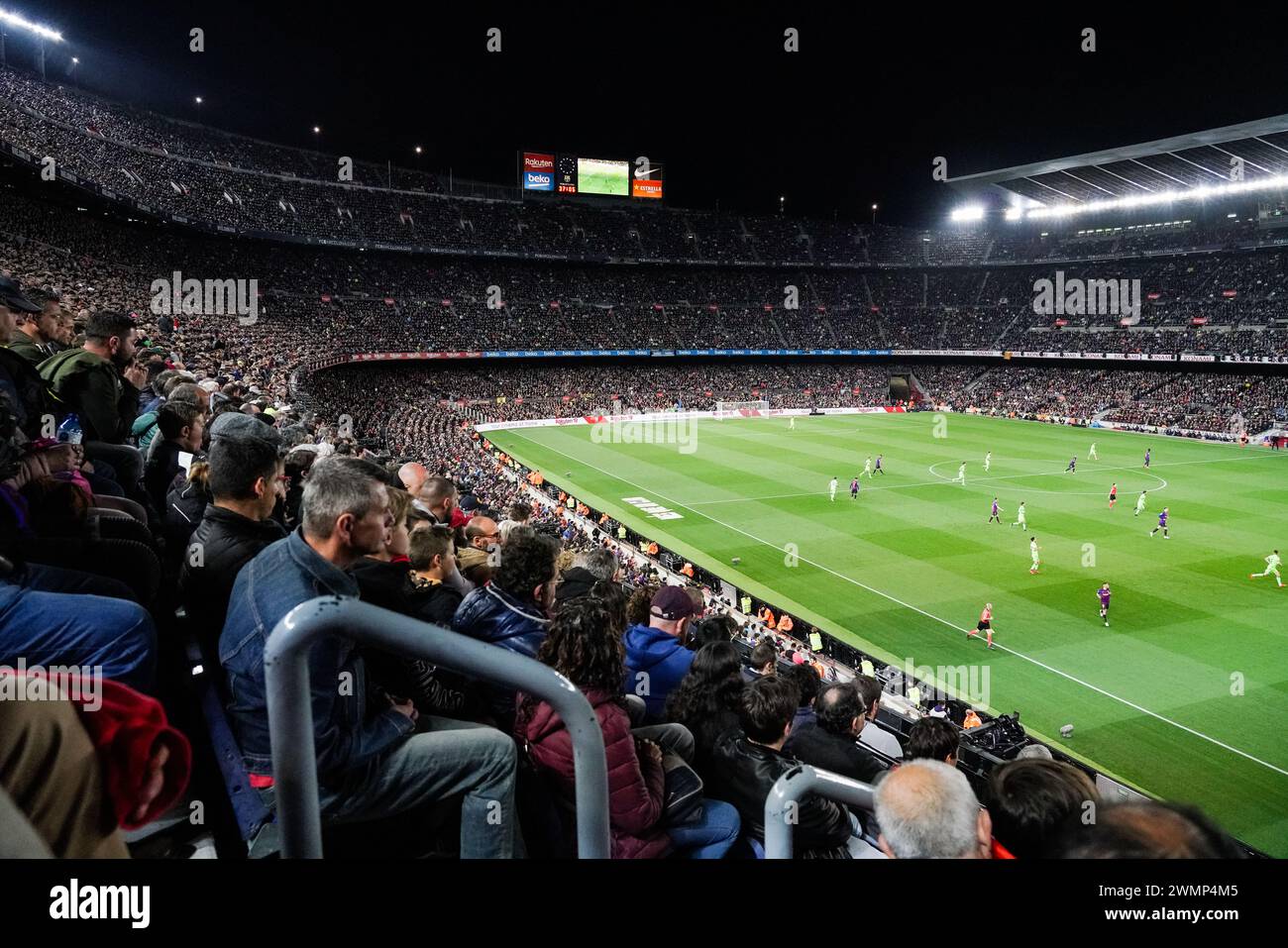 ANGESPANNTE FANS, BARCELONA FC, TITELFEIER 2019: Angespannte Fans während einer angespannten ersten Halbzeit, die mit 0:0 endete. Barcelona-Fans im Camp Nou feiern stilvoll den Titel der La Liga. Das letzte Spiel der Saison 2018-19 in Spanien zwischen Barcelona FC und Levante im Camp Nou, Barcelona am 27. April 2019. Barca gewann das Spiel 1-0 mit einem Tor in der zweiten Halbzeit in Messi und holte sich den Titel der La Liga und den achten Platz in 11 Jahren. Stockfoto
