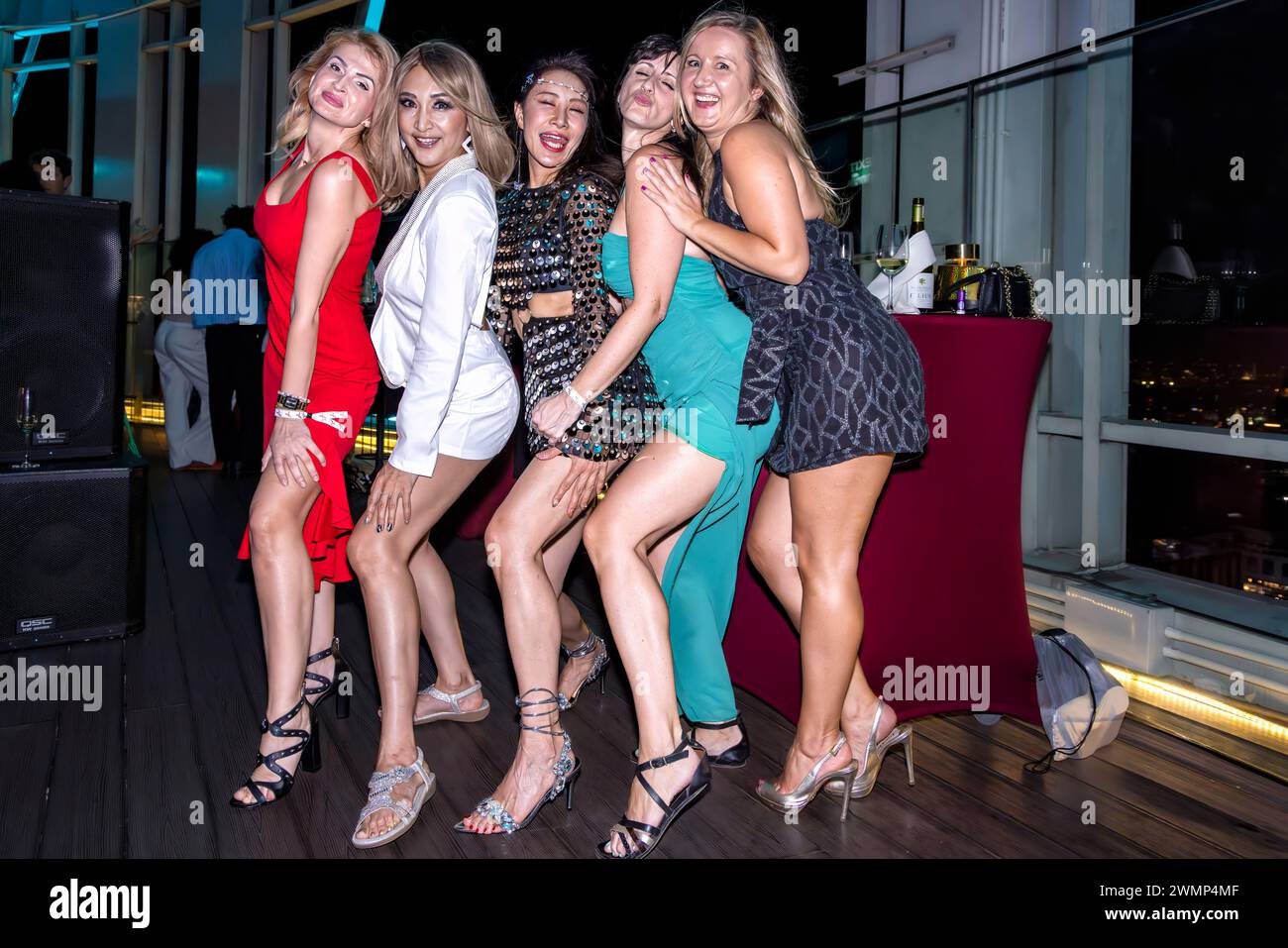 Mädchenabend bei Silvesterparty in der Red Sky Bar 56 auf dem Dach, Centara Hotel, Bangkok, Thailand Stockfoto