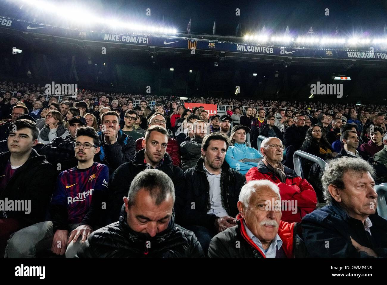ANGESPANNTE FANS, BARCELONA FC, TITELFEIER 2019: Angespannte Fans während einer angespannten ersten Halbzeit, die mit 0:0 endete. Barcelona-Fans im Camp Nou feiern stilvoll den Titel der La Liga. Das letzte Spiel der Saison 2018-19 in Spanien zwischen Barcelona FC und Levante im Camp Nou, Barcelona am 27. April 2019. Barca gewann das Spiel 1-0 mit einem Tor in der zweiten Halbzeit in Messi und holte sich den Titel der La Liga und den achten Platz in 11 Jahren. Stockfoto