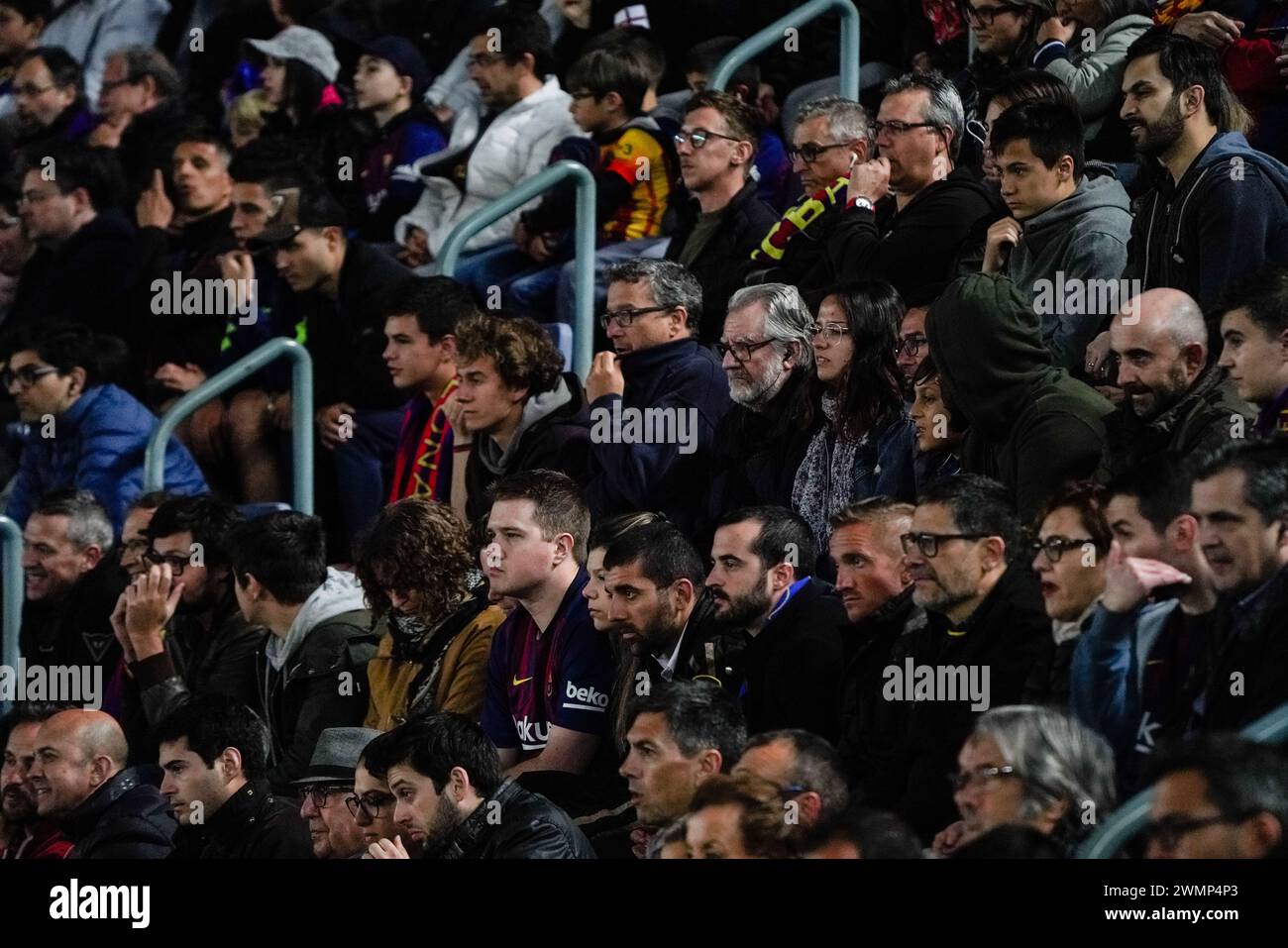 ANGESPANNTE FANS, BARCELONA FC, TITELFEIER 2019: Angespannte Fans während einer angespannten ersten Halbzeit, die mit 0:0 endete. Barcelona-Fans im Camp Nou feiern stilvoll den Titel der La Liga. Das letzte Spiel der Saison 2018-19 in Spanien zwischen Barcelona FC und Levante im Camp Nou, Barcelona am 27. April 2019. Barca gewann das Spiel 1-0 mit einem Tor in der zweiten Halbzeit in Messi und holte sich den Titel der La Liga und den achten Platz in 11 Jahren. Stockfoto