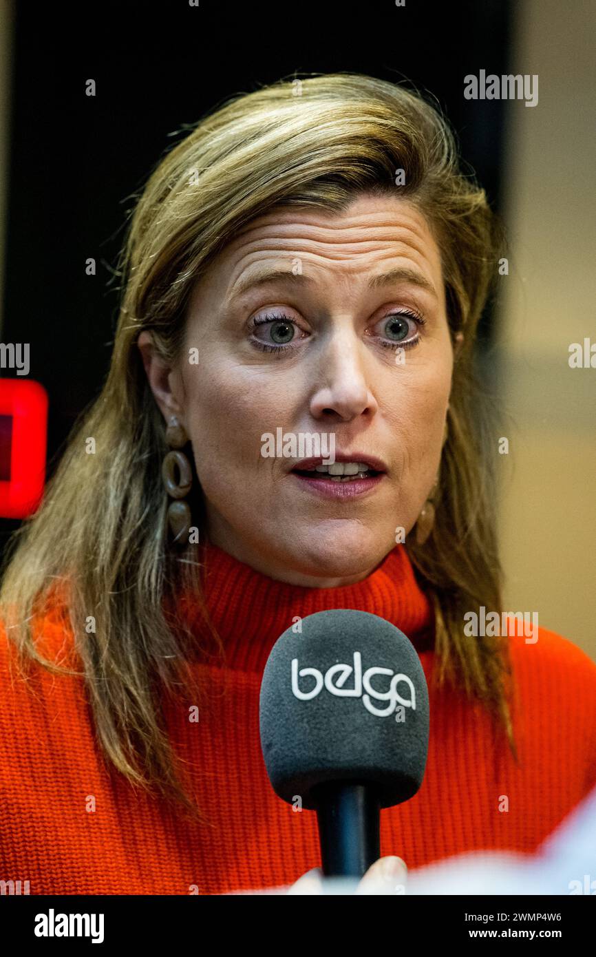 Den Haag, Niederlande. Februar 2024. Innenministerin Annelies Verlinden spricht mit der Presse nach einem königlichen Besuch im Europol-Hauptquartier in den Haag, Niederlande, Dienstag, den 27. Februar 2024. Europol ist die Europäische Polizeiagentur, die die Mitgliedstaaten der Europäischen Union bei der Verhütung und Bekämpfung aller Formen der schweren organisierten und internationalen Kriminalität, der Cyberkriminalität und des Terrorismus unterstützen soll. Bei diesem Besuch werden die Arbeit der Agentur und ihre Arbeitsweise erläutert, bevor ein Treffen mit Belgiern stattfindet, die dort arbeiten. BELGA FOTO JASPER JACOBS Credit: Belga News Agency/Alamy Live News Stockfoto