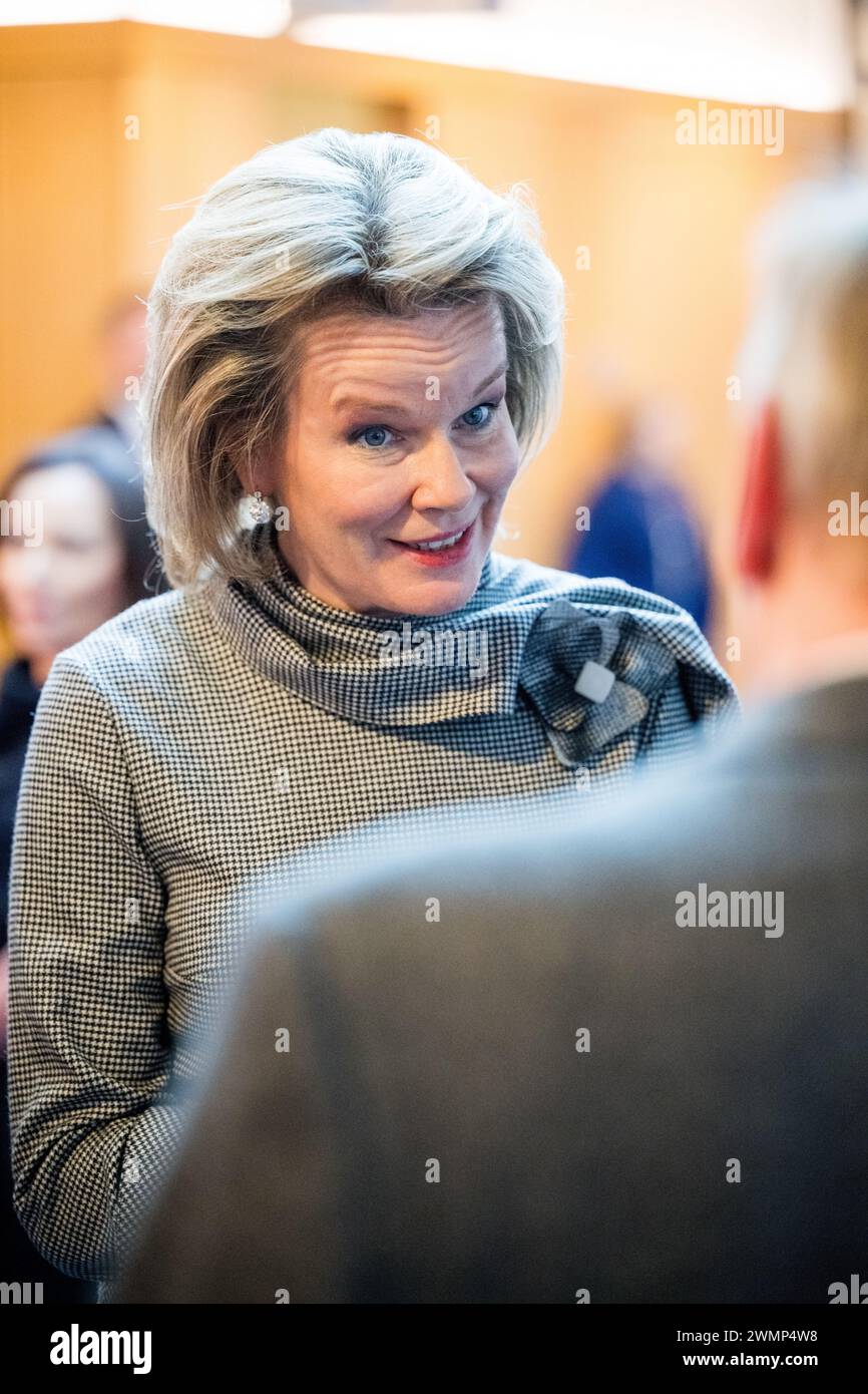 Den Haag, Niederlande. Februar 2024. Königin Mathilde von Belgien, Bild bei einem königlichen Besuch im Europol-Hauptquartier in den Haag, Niederlande, Dienstag, den 27. Februar 2024. Europol ist die Europäische Polizeiagentur, die die Mitgliedstaaten der Europäischen Union bei der Verhütung und Bekämpfung aller Formen der schweren organisierten und internationalen Kriminalität, der Cyberkriminalität und des Terrorismus unterstützen soll. Bei diesem Besuch werden die Arbeit der Agentur und ihre Arbeitsweise erläutert, bevor ein Treffen mit Belgiern stattfindet, die dort arbeiten. BELGA FOTO JASPER JACOBS Credit: Belga News Agency/Alamy Live News Stockfoto