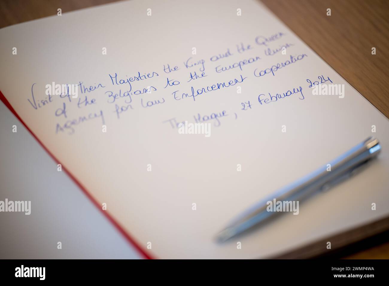 Den Haag, Niederlande. Februar 2024. Bild mit einem Buch, das am Dienstag, den 27. Februar 2024, bei einem königlichen Besuch im Europol-Hauptquartier in den Haag, Niederlande, unterzeichnet wird. Europol ist die Europäische Polizeiagentur, die die Mitgliedstaaten der Europäischen Union bei der Verhütung und Bekämpfung aller Formen der schweren organisierten und internationalen Kriminalität, der Cyberkriminalität und des Terrorismus unterstützen soll. Bei diesem Besuch werden die Arbeit der Agentur und ihre Arbeitsweise erläutert, bevor ein Treffen mit Belgiern stattfindet, die dort arbeiten. BELGA FOTO JASPER JACOBS Credit: Belga News Agency/Alamy Live News Stockfoto