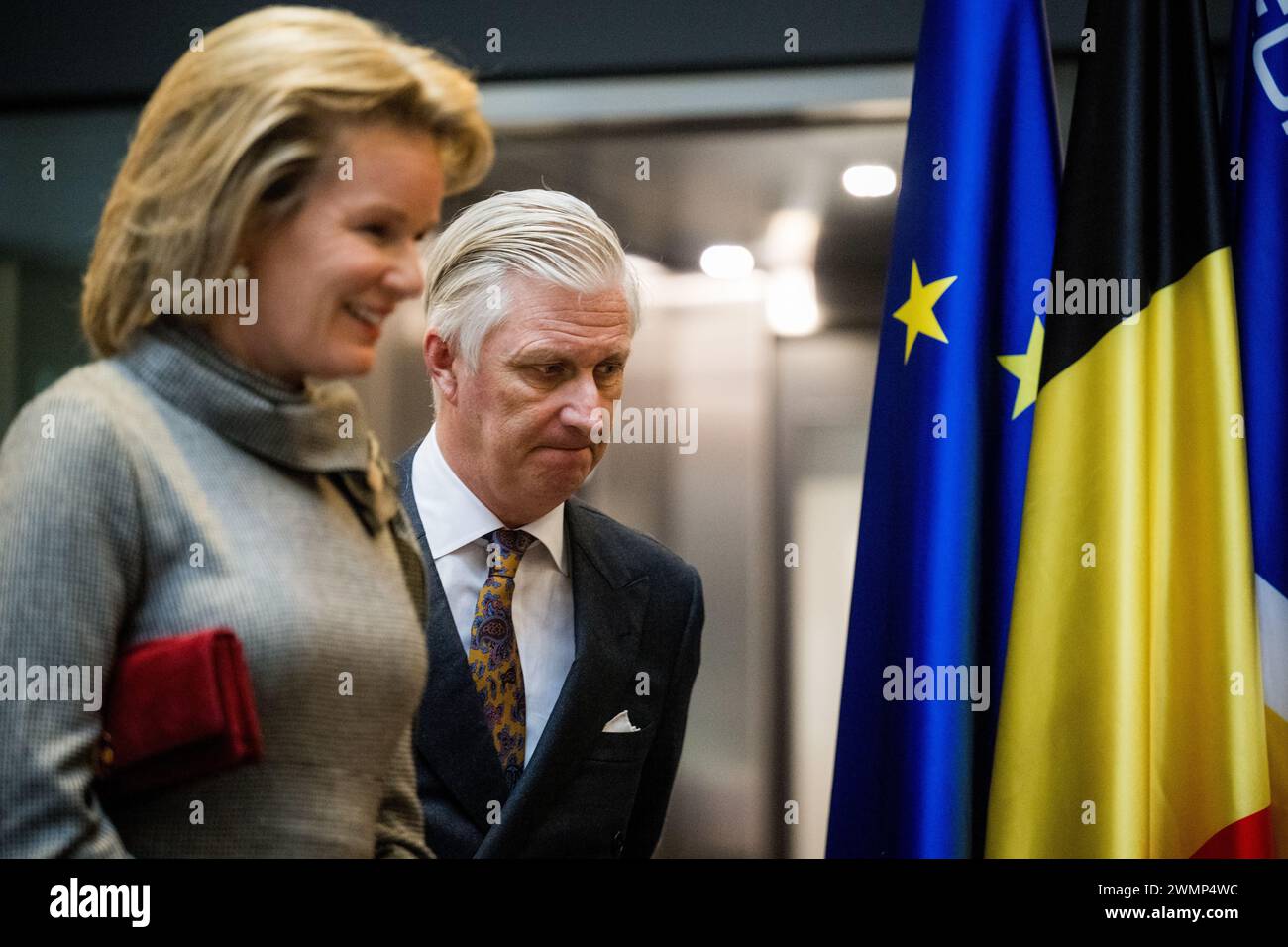 Den Haag, Niederlande. Februar 2024. Königin Mathilde von Belgien und König Philippe - Filip von Belgien, Bild bei einem königlichen Besuch im Europol-Hauptquartier in den Haag, Niederlande, Dienstag, den 27. Februar 2024. Europol ist die Europäische Polizeiagentur, die die Mitgliedstaaten der Europäischen Union bei der Verhütung und Bekämpfung aller Formen der schweren organisierten und internationalen Kriminalität, der Cyberkriminalität und des Terrorismus unterstützen soll. Bei diesem Besuch werden die Arbeit der Agentur und ihre Arbeitsweise erläutert, bevor ein Treffen mit Belgiern stattfindet, die dort arbeiten. BELGA FOTO JASPER JACOBS Credit: Belga News Agency/Alamy Live News Stockfoto