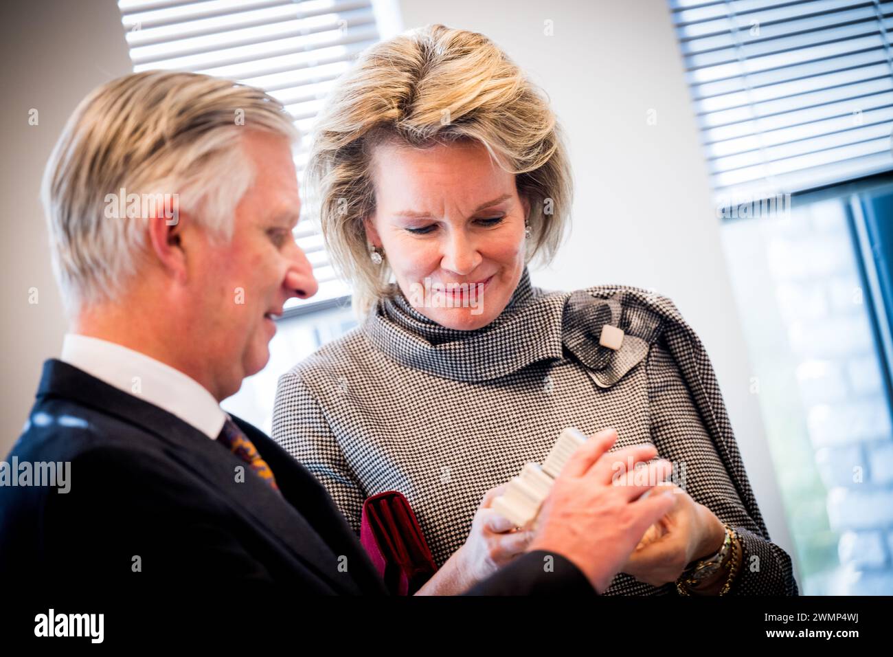 Den Haag, Niederlande. Februar 2024. König Philippe – Filip von Belgien und Königin Mathilde von Belgien, Bild bei einem königlichen Besuch im Europol-Hauptquartier in den Haag, Niederlande, Dienstag, den 27. Februar 2024. Europol ist die Europäische Polizeiagentur, die die Mitgliedstaaten der Europäischen Union bei der Verhütung und Bekämpfung aller Formen der schweren organisierten und internationalen Kriminalität, der Cyberkriminalität und des Terrorismus unterstützen soll. Bei diesem Besuch werden die Arbeit der Agentur und ihre Arbeitsweise erläutert, bevor ein Treffen mit Belgiern stattfindet, die dort arbeiten. BELGA FOTO JASPER JACOBS Credit: Belga News Agency/Alamy Live News Stockfoto