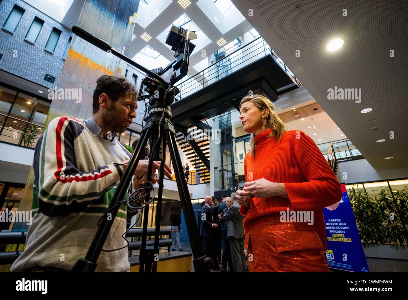 Den Haag, Niederlande. Februar 2024. Innenministerin Annelies Verlinden spricht mit der Presse während eines königlichen Besuchs im Europol-Hauptquartier in den Haag, Niederlande, Dienstag, den 27. Februar 2024. Europol ist die Europäische Polizeiagentur, die die Mitgliedstaaten der Europäischen Union bei der Verhütung und Bekämpfung aller Formen der schweren organisierten und internationalen Kriminalität, der Cyberkriminalität und des Terrorismus unterstützen soll. Bei diesem Besuch werden die Arbeit der Agentur und ihre Arbeitsweise erläutert, bevor ein Treffen mit Belgiern stattfindet, die dort arbeiten. BELGA FOTO JASPER JACOBS Credit: Belga News Agency/Alamy Live News Stockfoto