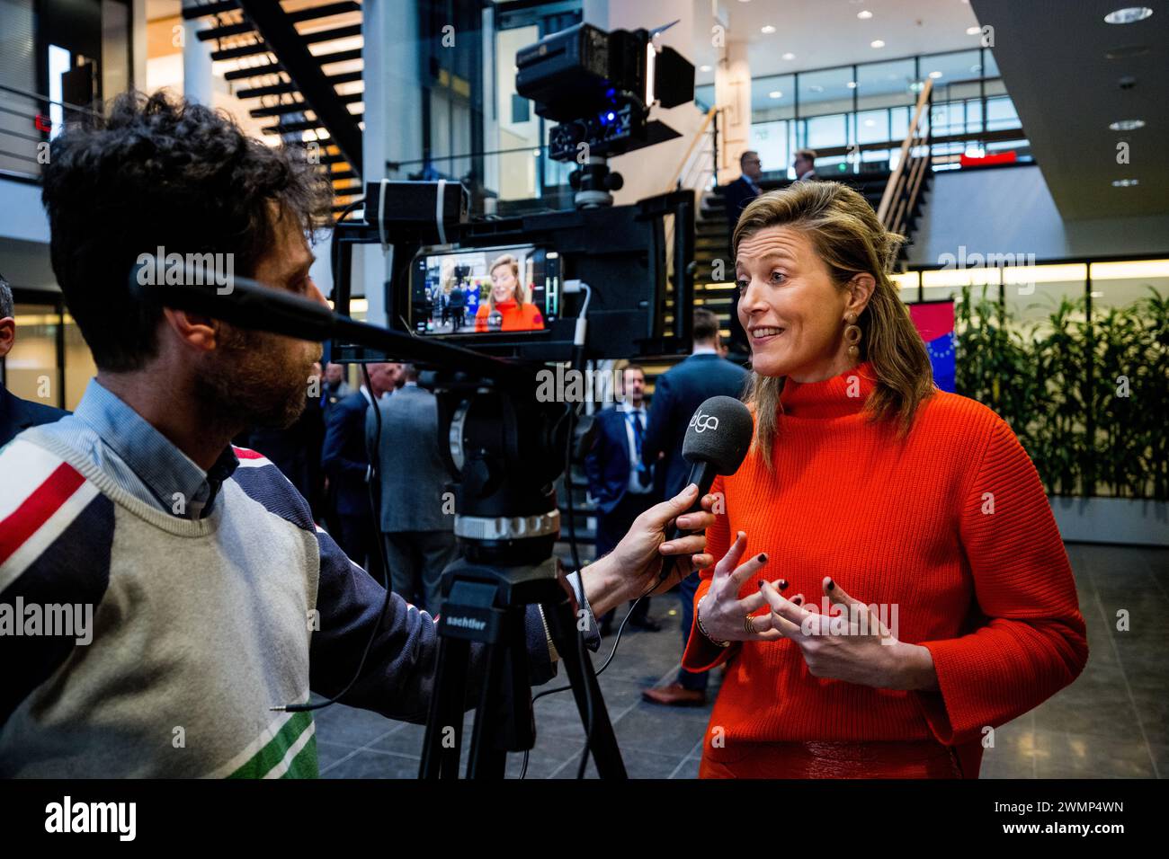 Den Haag, Niederlande. Februar 2024. Innenministerin Annelies Verlinden spricht mit der Presse während eines königlichen Besuchs im Europol-Hauptquartier in den Haag, Niederlande, Dienstag, den 27. Februar 2024. Europol ist die Europäische Polizeiagentur, die die Mitgliedstaaten der Europäischen Union bei der Verhütung und Bekämpfung aller Formen der schweren organisierten und internationalen Kriminalität, der Cyberkriminalität und des Terrorismus unterstützen soll. Bei diesem Besuch werden die Arbeit der Agentur und ihre Arbeitsweise erläutert, bevor ein Treffen mit Belgiern stattfindet, die dort arbeiten. BELGA FOTO JASPER JACOBS Credit: Belga News Agency/Alamy Live News Stockfoto
