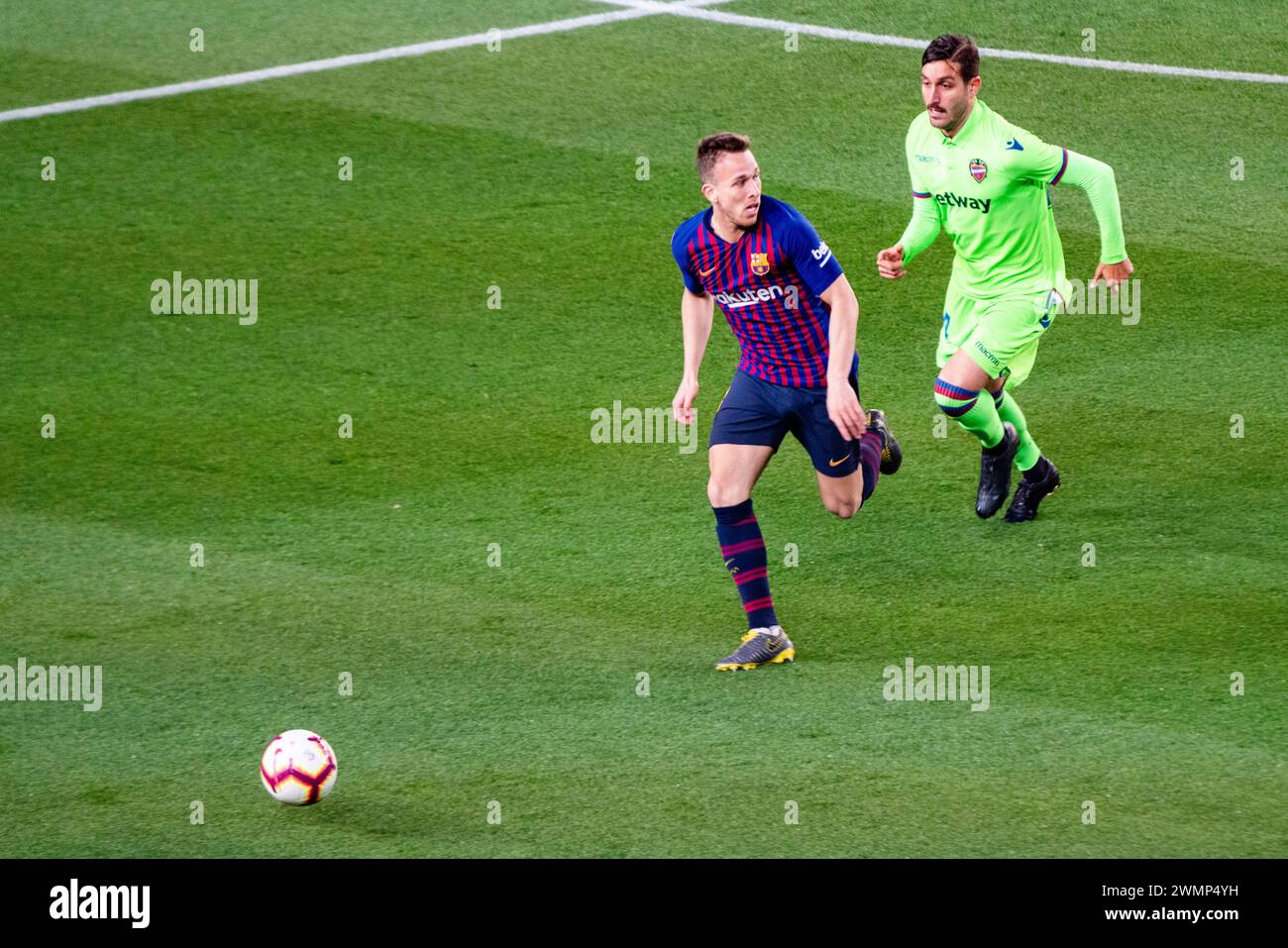 ARTHUR, BARCELONA FC, 2019: Arthur Melo macht einen Durchbruch im Mittelfeld. Das letzte Spiel der Saison 2018-19 in Spanien zwischen Barcelona FC und Levante im Camp Nou, Barcelona am 27. April 2019. Barca gewann das Spiel 1-0 mit einem Tor in der zweiten Halbzeit in Messi und holte sich den Titel der La Liga und den achten Platz in 11 Jahren. Stockfoto