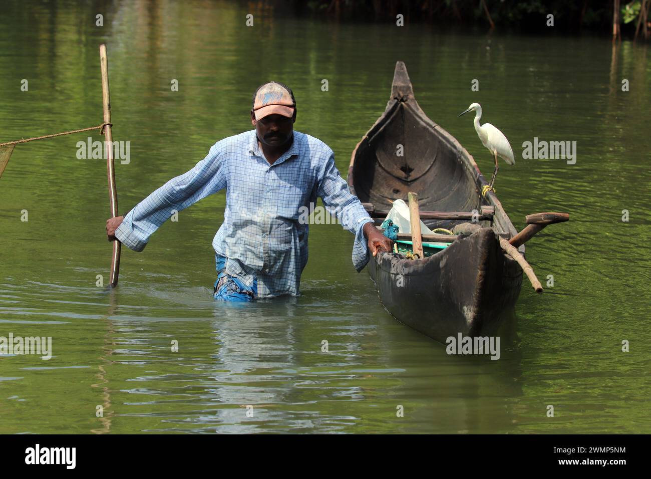 Fischer mit seinem Kanu, Munroe Island, Kerala, Indien Stockfoto