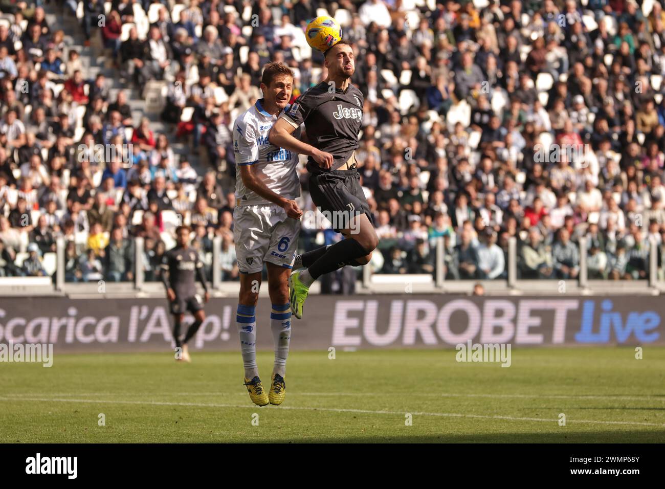 Turin, Italien. Februar 2024. Federico Gatti von Juventus tritt bei der Serie A im Allianz-Stadion in Turin von Simone Romagnoli aus Frosinone Calcio auf. Der Bildnachweis sollte lauten: Jonathan Moscrop/Sportimage Credit: Sportimage Ltd/Alamy Live News Stockfoto