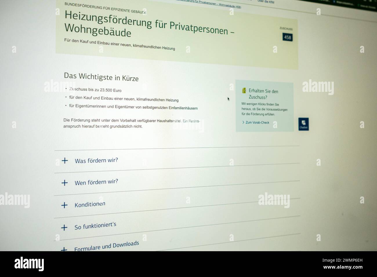 KfW-Programm 458 Heizungsförderung für Privatpersonen 27.02.24, Limburg: Symbolfoto, Illustrationsbild, Symbolbild, Illustrationsfoto KfW-Programm 458 Heizungsförderung für Privatpersonen ein Computermonitor zeigt einen geöffneten Webbrowser mit der Seite der KfW-Bankengruppe, die Vorabcheck zum Förderprogramm 458 für die Heizungsförderung von Privatpersonen mit Wohneigentum. Diese Seite ist ab heute für Anträge und Informationen zugänglich. Limburg Hessen Deutschland *** KfW-Programm 458 Heizkostenzuschuss für Privatpersonen 27 02 24, Limburg Symbolfoto, Illustrationsbild, Symbol Stockfoto