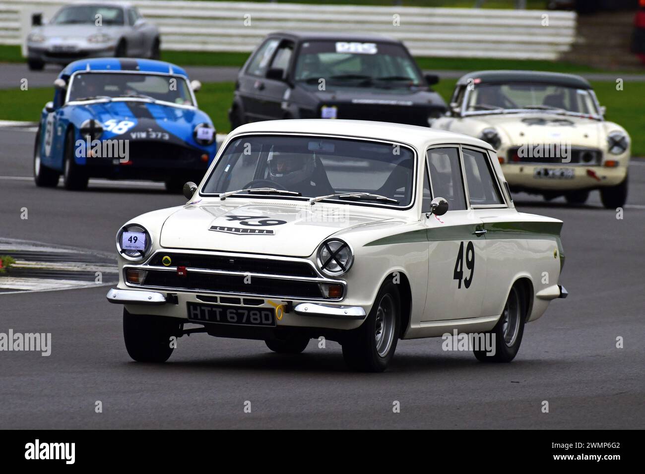 Oliver Nuthall, Ford Lotus Cortina Mk1, der 1952 zum ersten Mal in der Pomeroy Trophy lief, zeigt Autos aller Epochen und Typen, es ist der Vintage Sports Car Club, Stockfoto