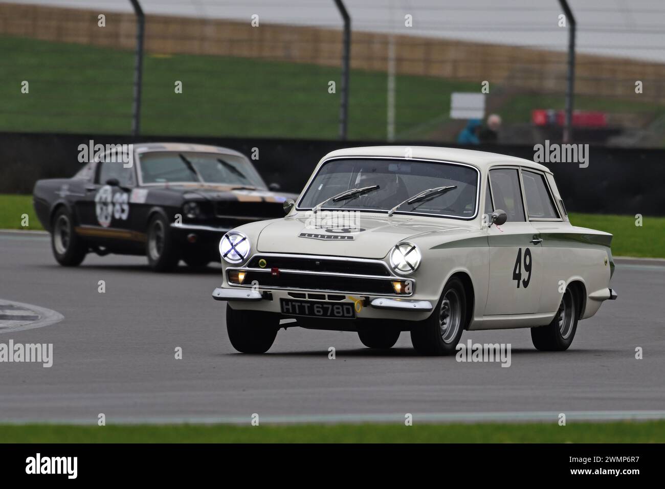 Oliver Nuthall, Ford Lotus Cortina Mk1, der 1952 zum ersten Mal in der Pomeroy Trophy lief, zeigt Autos aller Epochen und Typen, es ist der Vintage Sports Car Club, Stockfoto