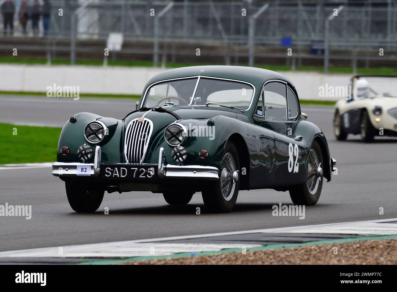 Ben Fidler, Jaguar XK140, der 1952 erstmals in der Pomeroy Trophy gelaufen ist, bietet Autos aller Epochen und Typen, es ist der Vintage Sports Car Club, VSCC, der erste t Stockfoto