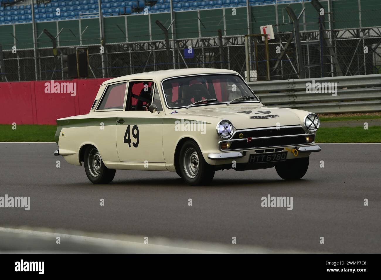 Oliver Nuthall, Ford Lotus Cortina Mk1, der 1952 zum ersten Mal in der Pomeroy Trophy lief, zeigt Autos aller Epochen und Typen, es ist der Vintage Sports Car Club, Stockfoto
