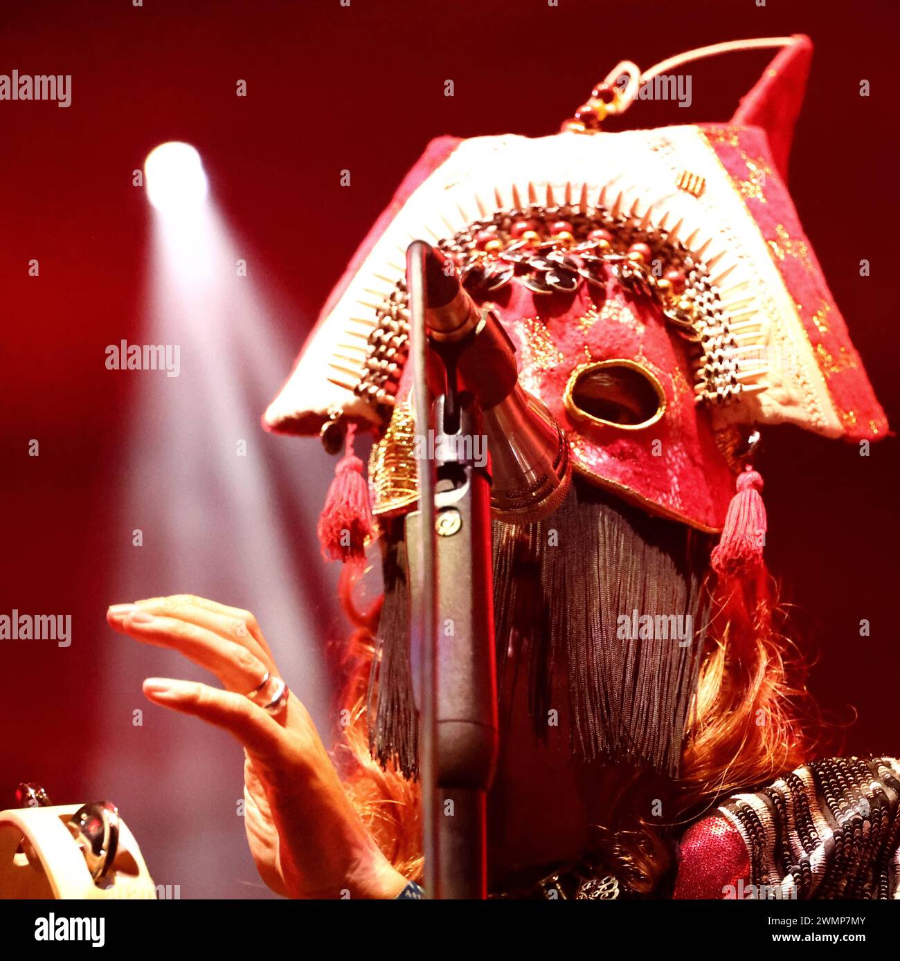 Crickhowell, Brecon Beacons, Wales, Großbritannien. August 2023. Das Green man Festival ist ein unabhängiges Musik-, Wissenschafts- und Kunstfestival, das jährlich Mitte August in den Brecon Beacons in Wales stattfindet. Green man hat sich zu einer Veranstaltung mit 25.000 Teilnehmern entwickelt, bei der überwiegend Live-Musik präsentiert wird. Pictured: GOAT Band eine schwedische alternative und experimentelle Fusionsmusikgruppe Credit: Nidpor/Alamy Live News Stockfoto