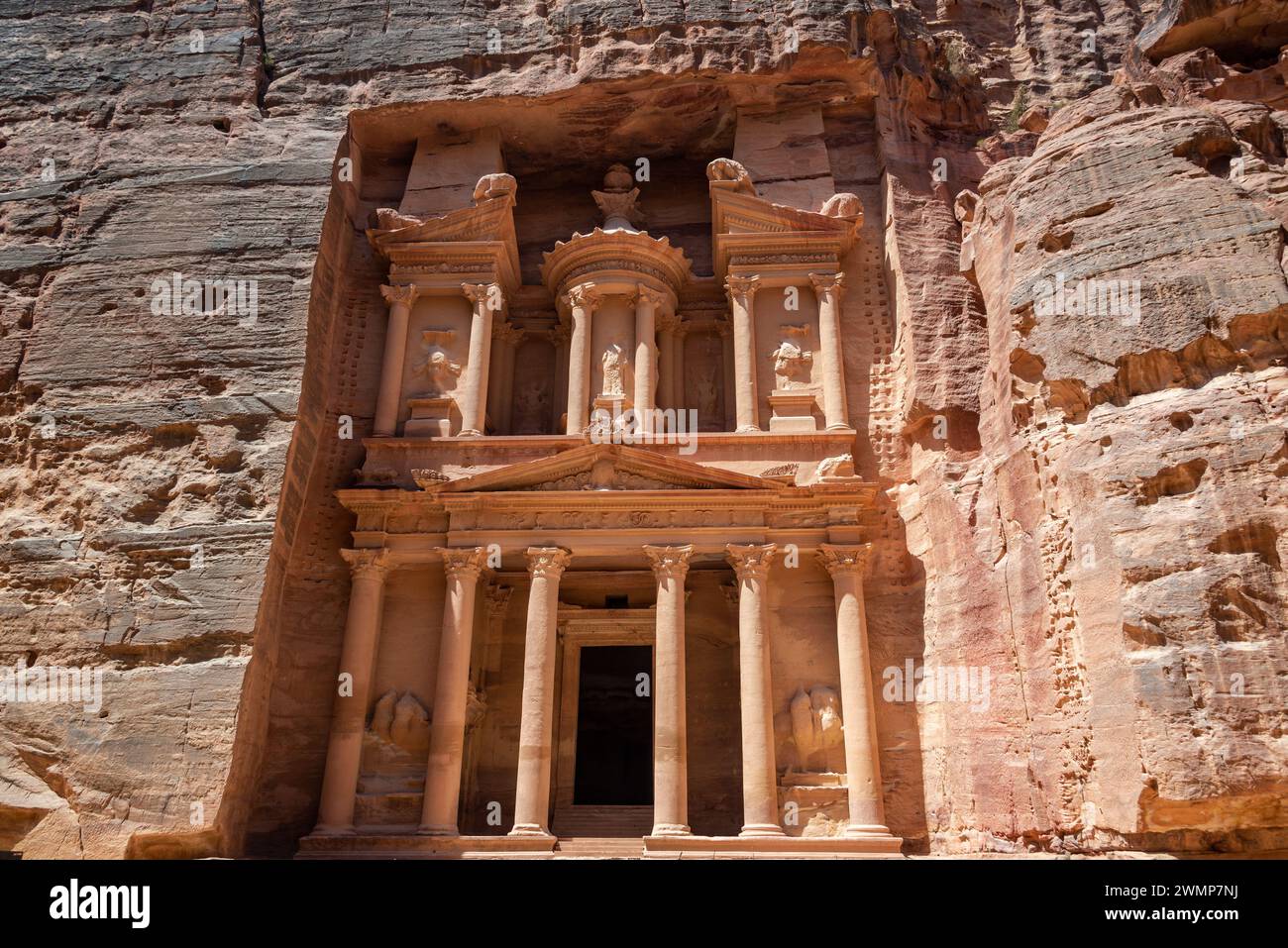 Blick auf die berühmten Schatzhäuser in den Ruinen von Petra, Jordanien Stockfoto