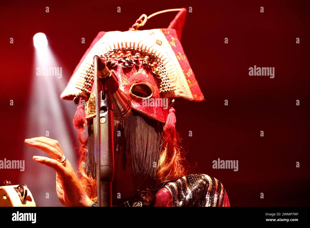 Crickhowell, Brecon Beacons, Wales, Großbritannien. August 2023. Das Green man Festival ist ein unabhängiges Musik-, Wissenschafts- und Kunstfestival, das jährlich Mitte August in den Brecon Beacons in Wales stattfindet. Green man hat sich zu einer Veranstaltung mit 25.000 Teilnehmern entwickelt, bei der überwiegend Live-Musik präsentiert wird. Pictured: GOAT Band eine schwedische alternative und experimentelle Fusionsmusikgruppe Credit: Nidpor/Alamy Live News Stockfoto