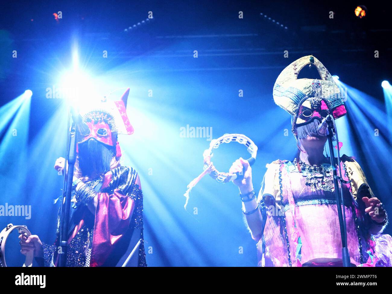 Crickhowell, Brecon Beacons, Wales, Großbritannien. August 2023. Das Green man Festival ist ein unabhängiges Musik-, Wissenschafts- und Kunstfestival, das jährlich Mitte August in den Brecon Beacons in Wales stattfindet. Green man hat sich zu einer Veranstaltung mit 25.000 Teilnehmern entwickelt, bei der überwiegend Live-Musik präsentiert wird. Pictured: GOAT Band eine schwedische alternative und experimentelle Fusionsmusikgruppe Credit: Nidpor/Alamy Live News Stockfoto