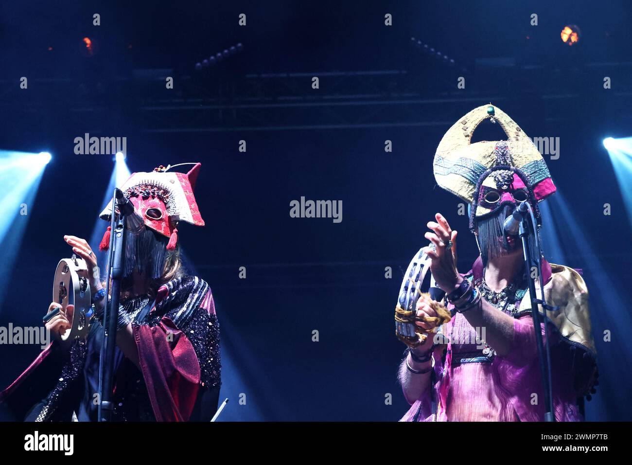 Crickhowell, Brecon Beacons, Wales, Großbritannien. August 2023. Das Green man Festival ist ein unabhängiges Musik-, Wissenschafts- und Kunstfestival, das jährlich Mitte August in den Brecon Beacons in Wales stattfindet. Green man hat sich zu einer Veranstaltung mit 25.000 Teilnehmern entwickelt, bei der überwiegend Live-Musik präsentiert wird. Pictured: GOAT Band eine schwedische alternative und experimentelle Fusionsmusikgruppe Credit: Nidpor/Alamy Live News Stockfoto