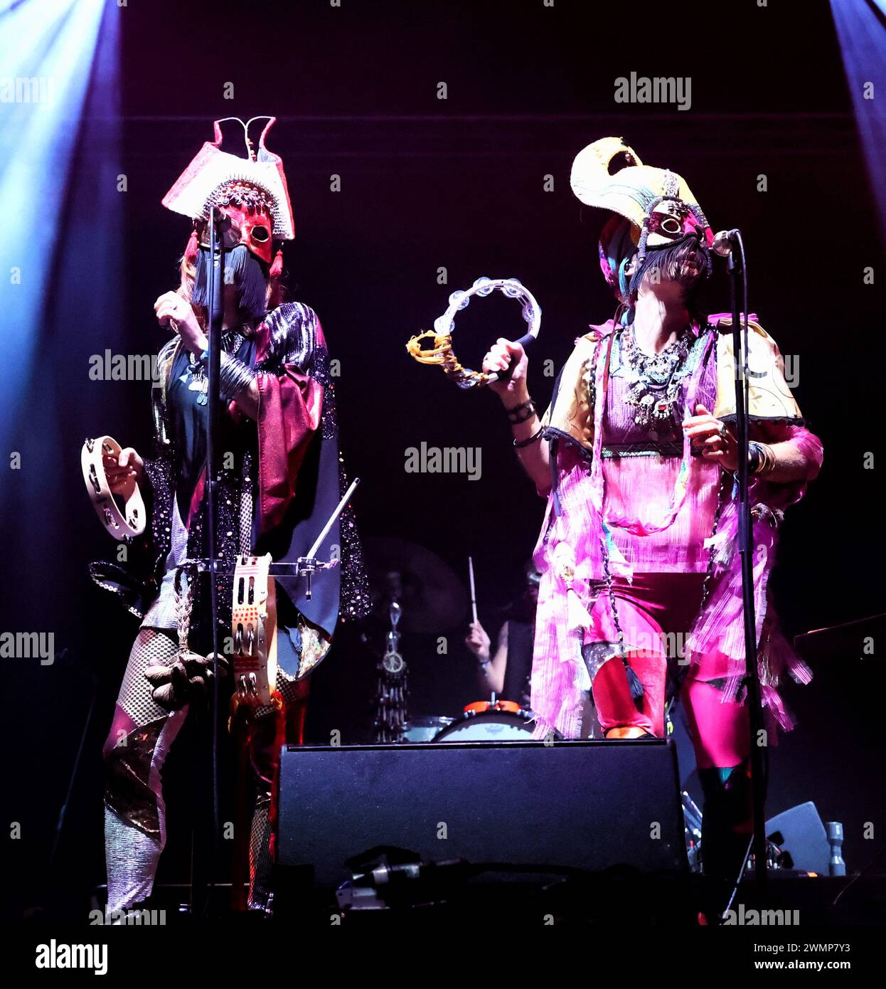 Crickhowell, Brecon Beacons, Wales, Großbritannien. August 2023. Das Green man Festival ist ein unabhängiges Musik-, Wissenschafts- und Kunstfestival, das jährlich Mitte August in den Brecon Beacons in Wales stattfindet. Green man hat sich zu einer Veranstaltung mit 25.000 Teilnehmern entwickelt, bei der überwiegend Live-Musik präsentiert wird. Pictured: GOAT Band eine schwedische alternative und experimentelle Fusionsmusikgruppe Credit: Nidpor/Alamy Live News Stockfoto