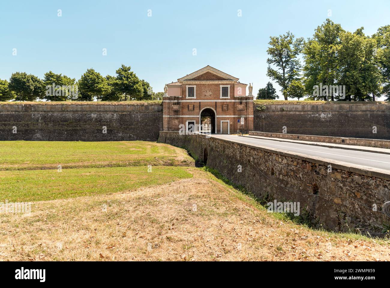 Blick auf die mittelalterliche Stadtmauer von Lucca mit dem San Donato Tor oder Porta San Donato, Toskana, Italien. Stockfoto