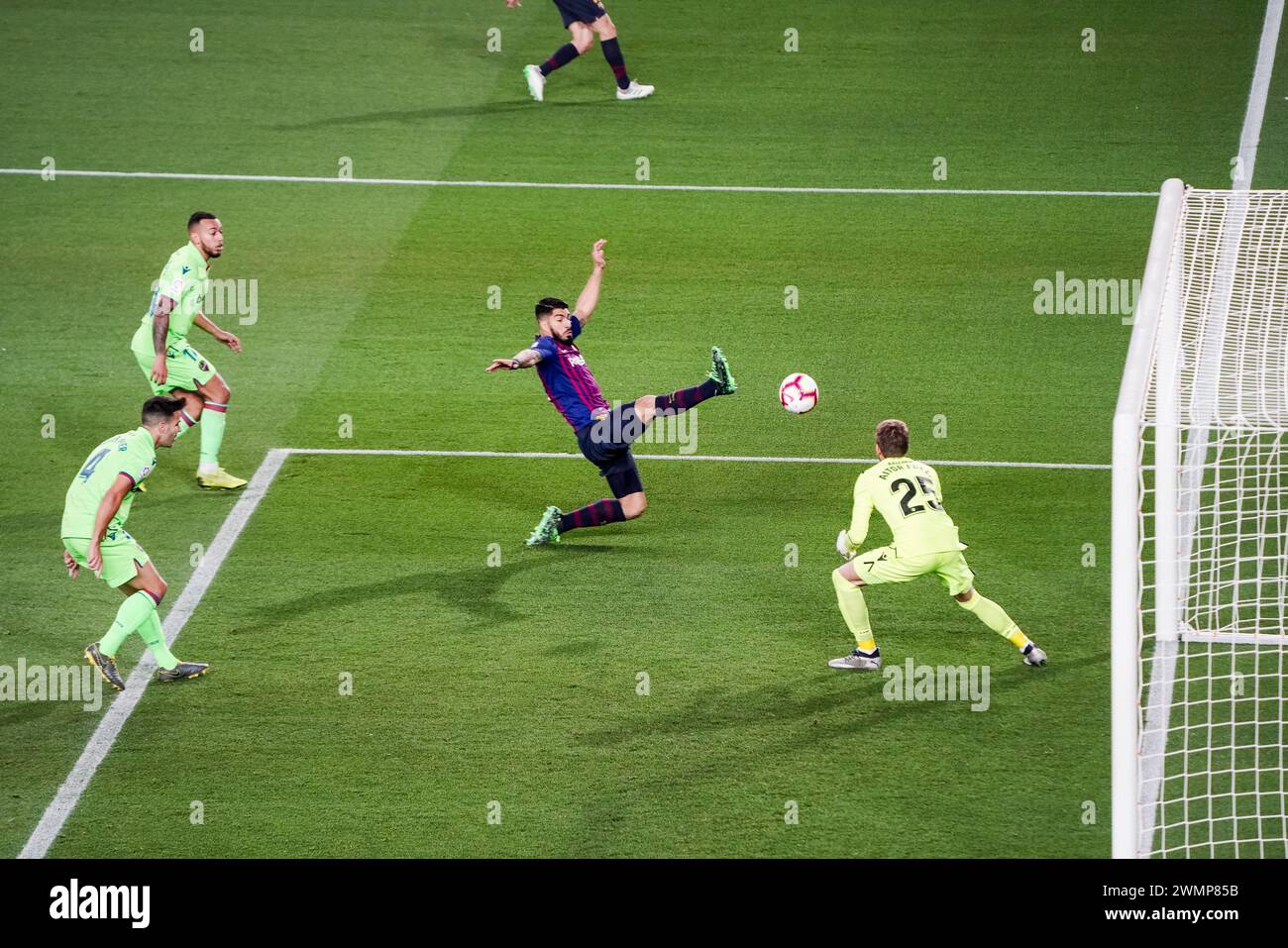 LUIS SUAREZ, BARCELONA FC, 2019: Luis Suarez schießt für Tor und Torhüter Aitor Fernández rettet. Das letzte Spiel der Saison 2018-19 in Spanien zwischen Barcelona FC und Levante im Camp Nou, Barcelona am 27. April 2019. Barca gewann das Spiel 1-0 mit einem Tor in der zweiten Halbzeit in Messi und holte sich den Titel der La Liga und den achten Platz in 11 Jahren. Stockfoto