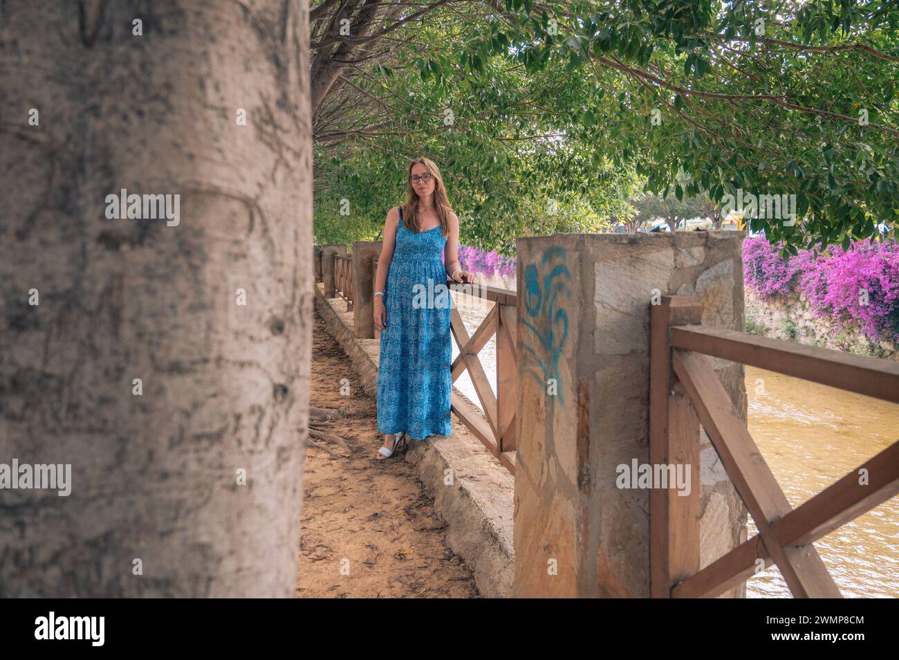 Frau sitzt auf der Bank in Alanya, Türkei. Reise- oder Urlaubskonzept Stockfoto