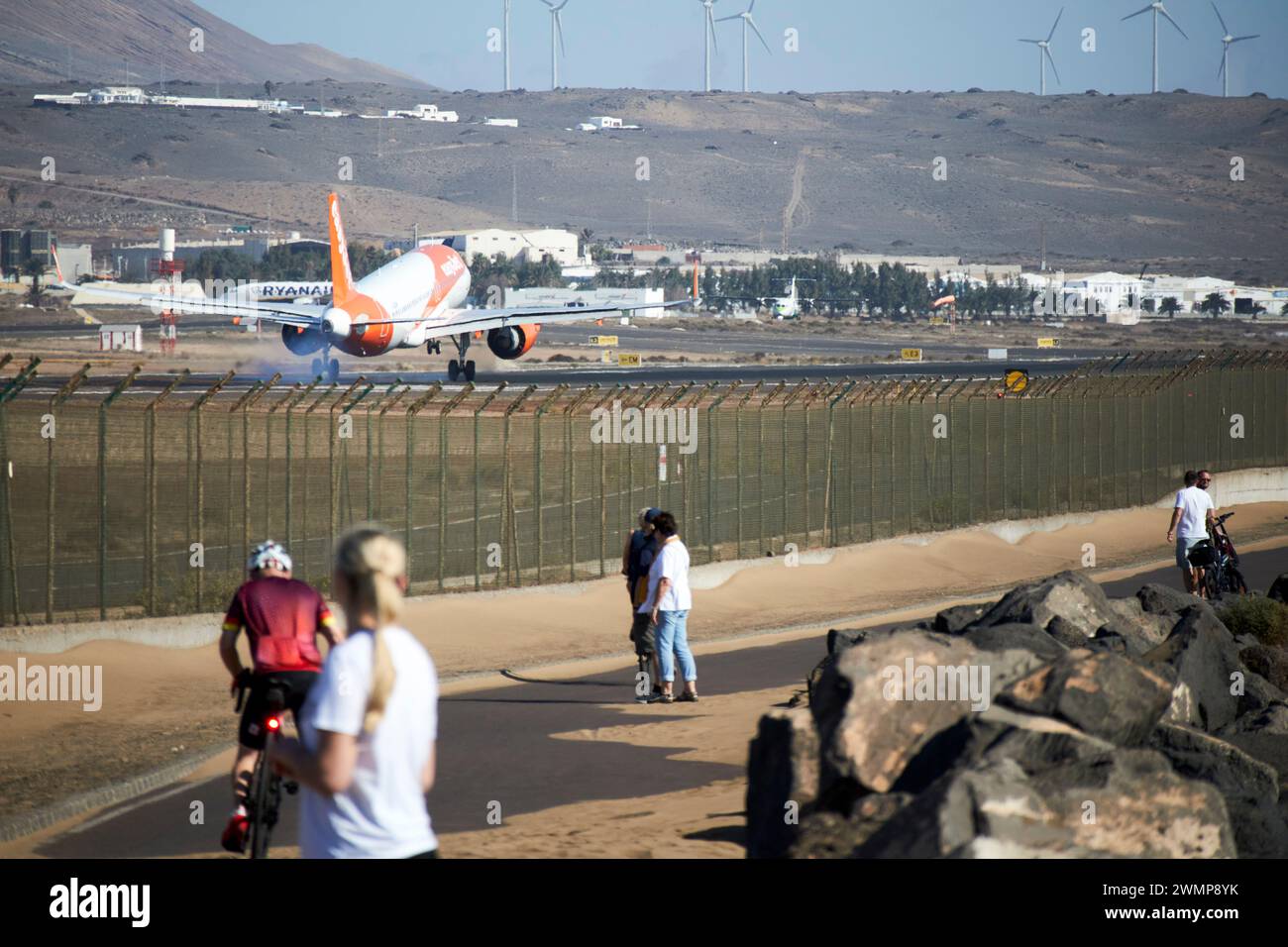 Touristen beobachten, wie easyjet airbus a320 Flugzeuge g-uzhh am Ass arrecife Flughafen Lanzarote, Kanarische Inseln, spanien landen Stockfoto