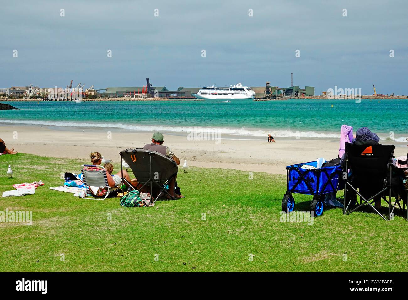 Oceania Regatta Kreuzfahrtschiff in Port Geraldton ab Town Beach Geraldton Australien Western Australia Coral Coast Stockfoto