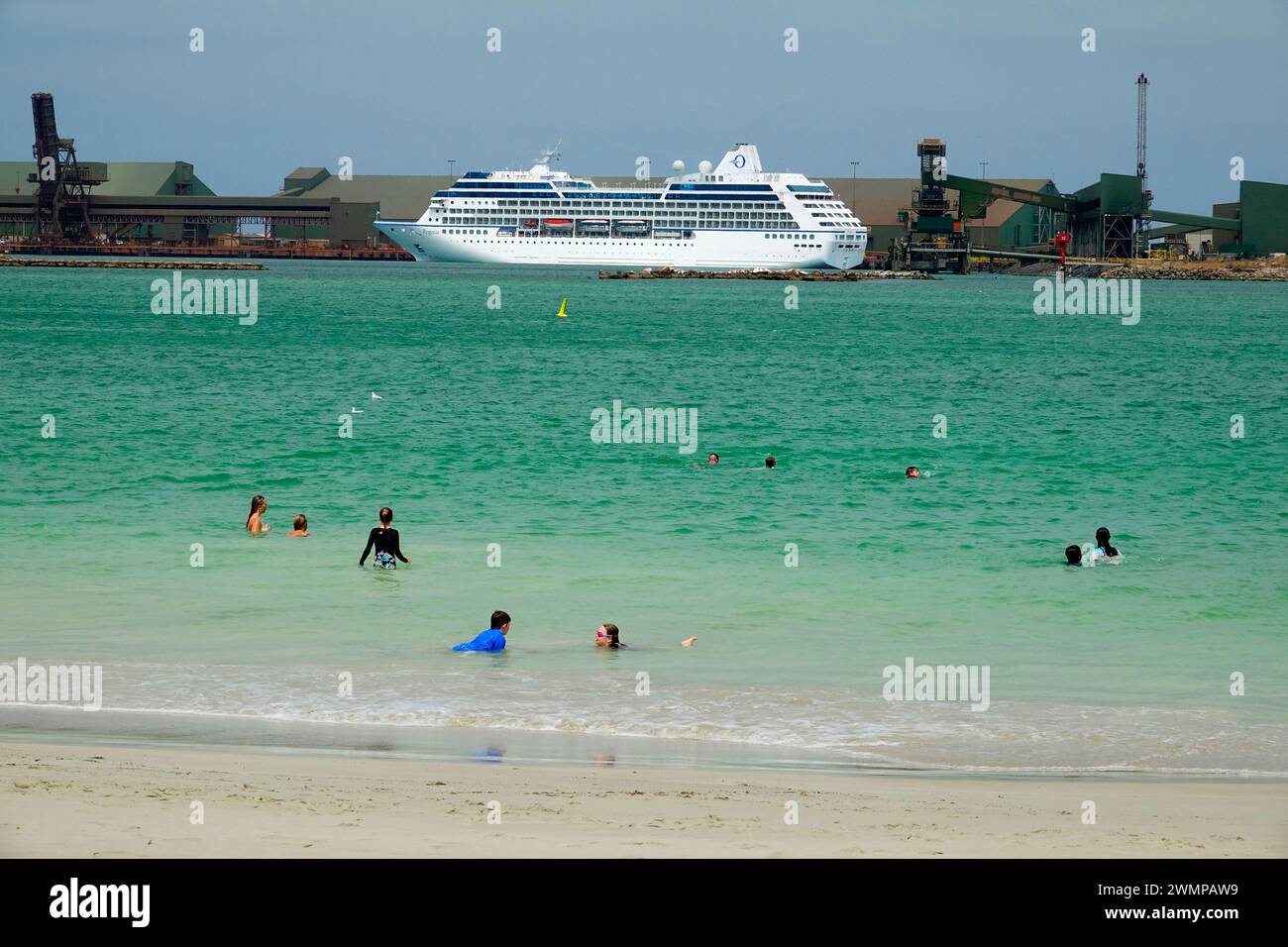 Oceania Regatta Kreuzfahrtschiff in Port Geraldton ab Town Beach Geraldton Australien Western Australia Coral Coast Stockfoto