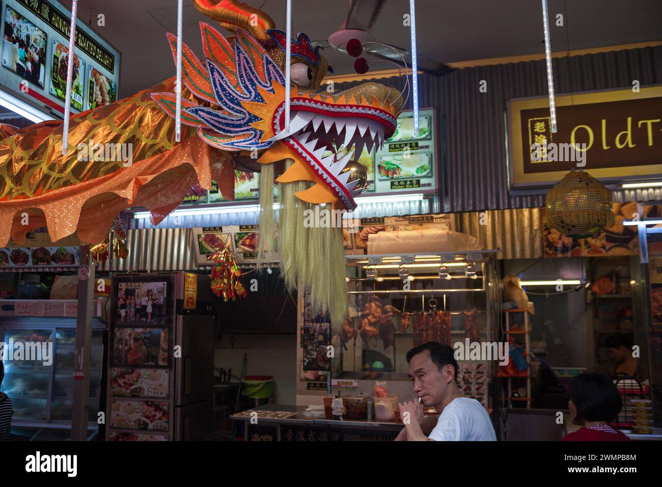 5.03.2018, Singapur, Republik Singapur, Asien - Drachenkopf in einem Restaurant auf dem Bugis Street Market. Stockfoto