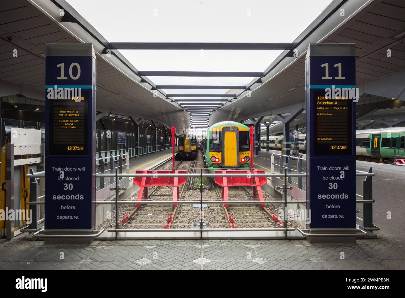 Bahnsteige und Südzüge, die an der London Bridge Station, London, England, Großbritannien abfahren Stockfoto