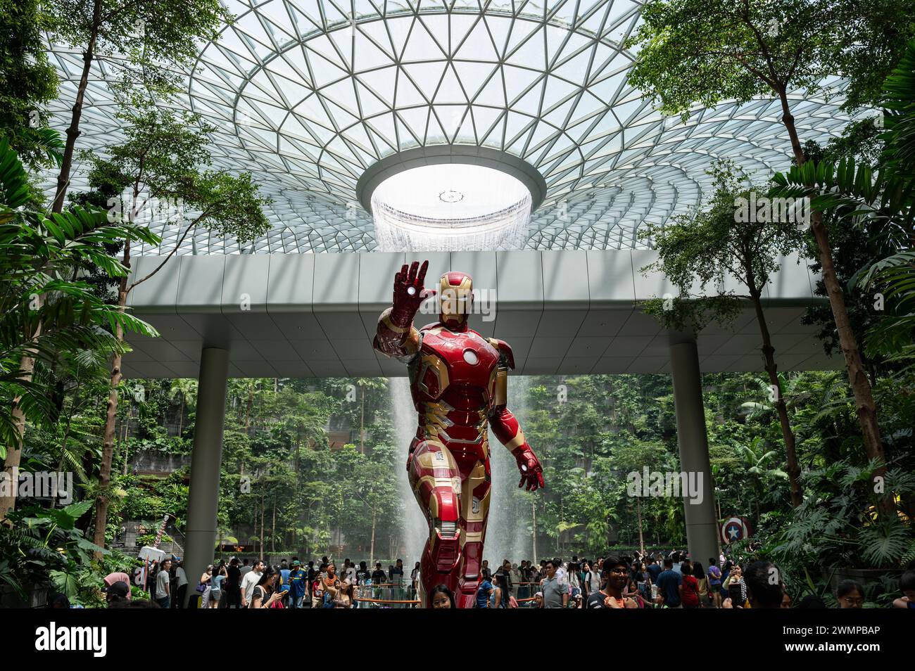16.07.2023, Singapur, Republik Singapur, Asien - die Menschen besuchen den Innengarten des Shiseido Forest Valley mit Indoor-Wasserfall bei Jewel Changi. Stockfoto