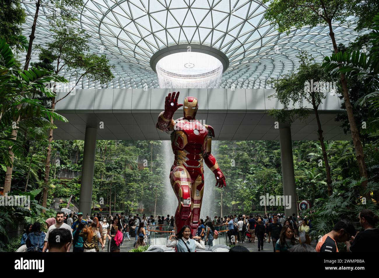 16.07.2023, Singapur, Republik Singapur, Asien - die Menschen besuchen den Innengarten des Shiseido Forest Valley mit Indoor-Wasserfall bei Jewel Changi. Stockfoto