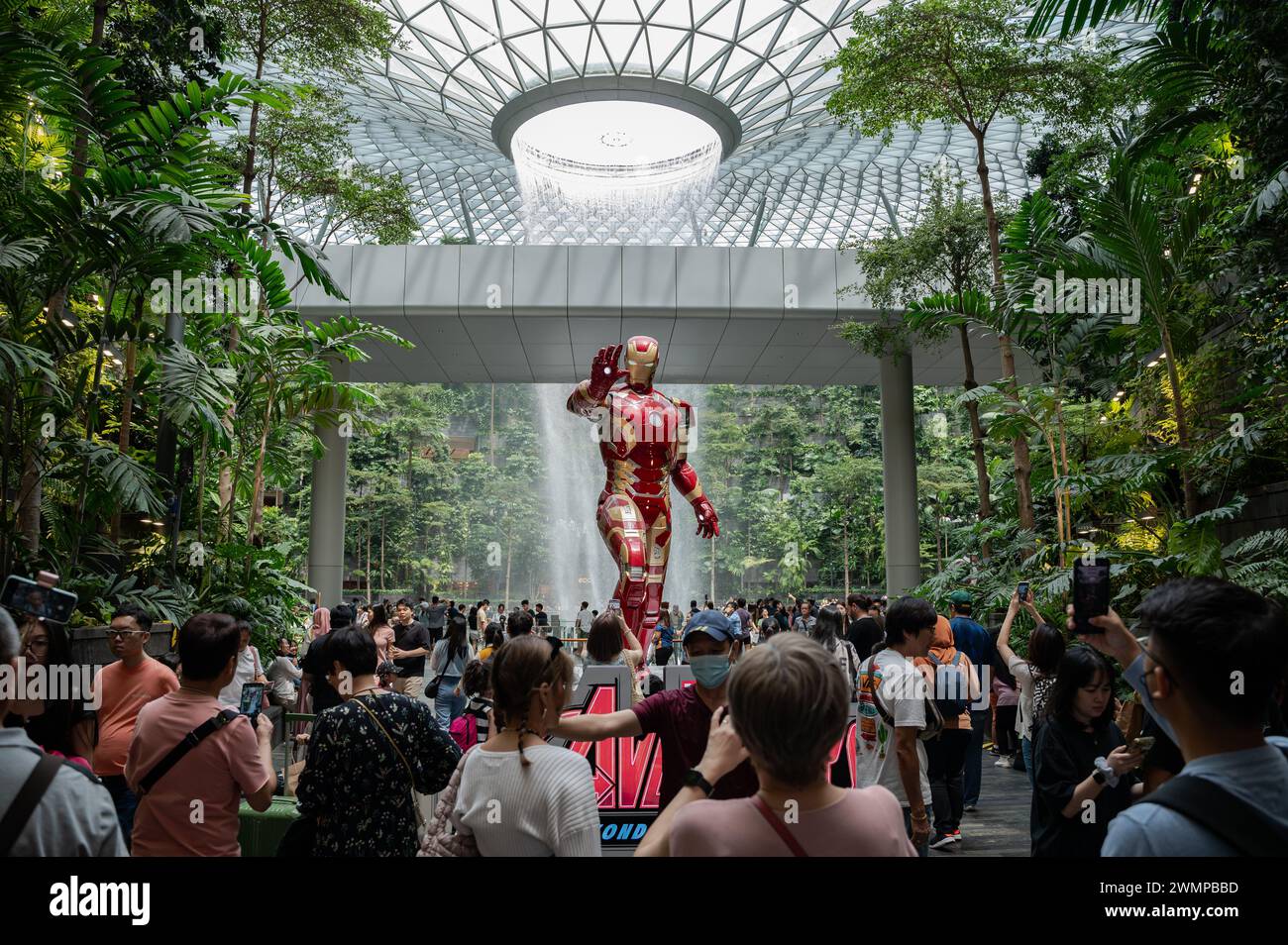 16.07.2023, Singapur, Republik Singapur, Asien - die Menschen besuchen den Innengarten des Shiseido Forest Valley mit Indoor-Wasserfall bei Jewel Changi. Stockfoto