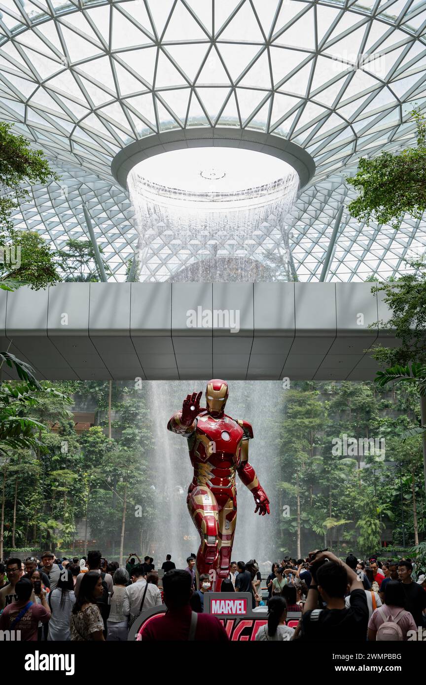 16.07.2023, Singapur, Republik Singapur, Asien - die Menschen besuchen den Innengarten des Shiseido Forest Valley mit Indoor-Wasserfall bei Jewel Changi. Stockfoto