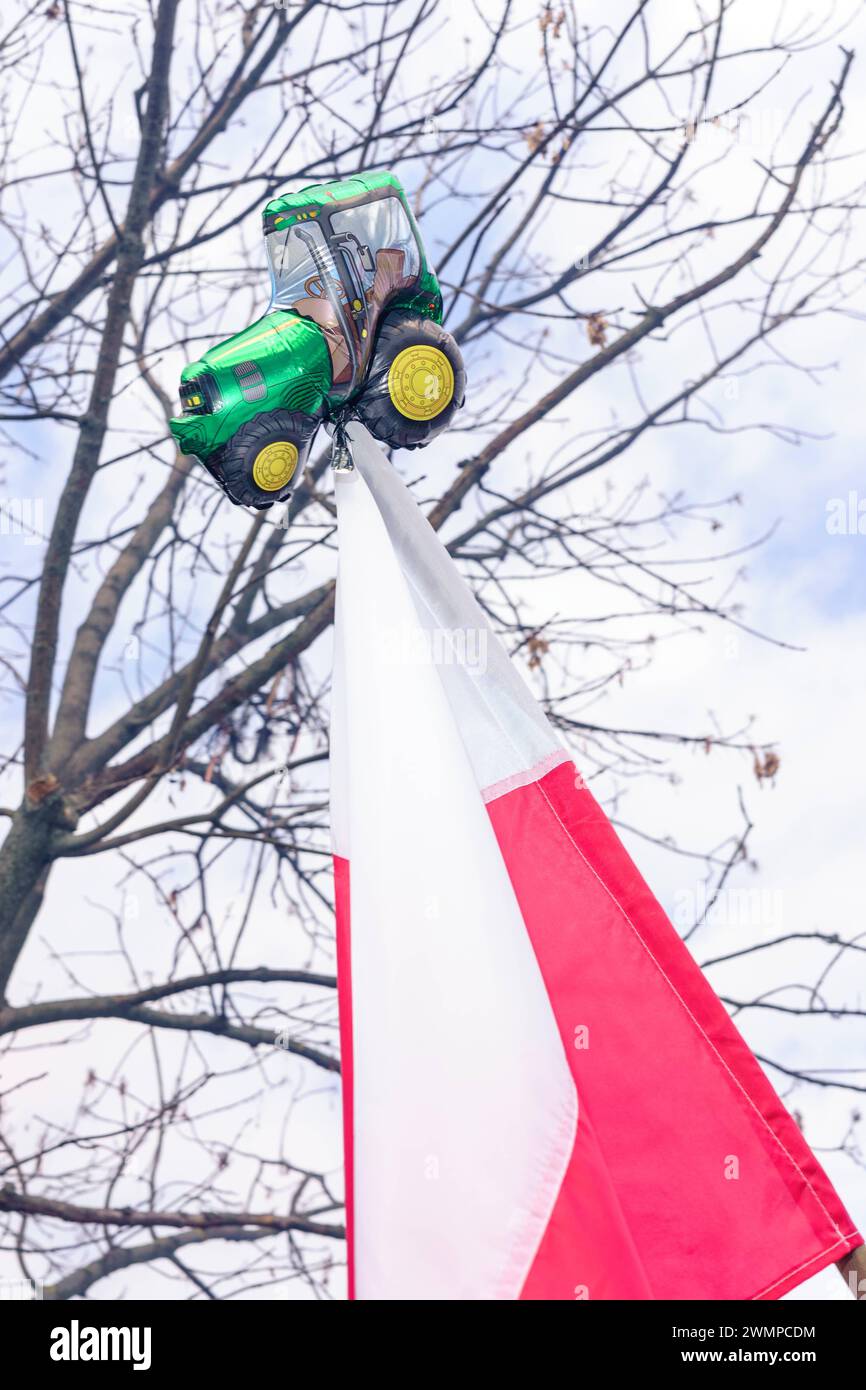Traktor und polnische Flagge. Protest polnischer Bauern gegen den Green Deal. Warschau Polen Copyright: XMikolajxJaneczekx Stockfoto