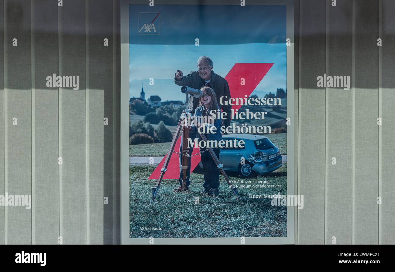 AXA Versicherung Werbung in einem Schaufenster bei einer Agentur von AXA Versicherungen. Altdorf, Schweiz, 10.04.2023 *** AXA Versicherungsanzeige in einem Schaufenster bei einer AXA Versicherungsagentur Altdorf, Schweiz, 10 04 2023 Stockfoto