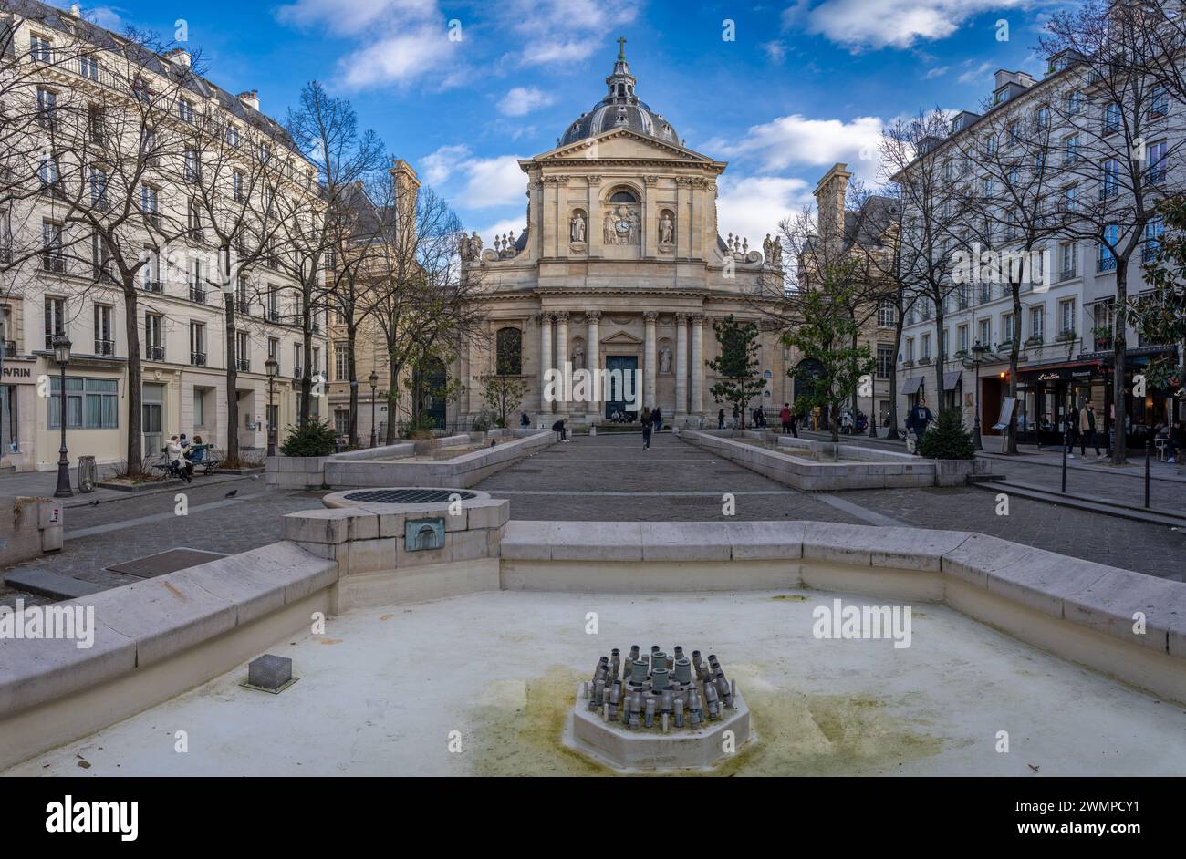 Paris, Frankreich - 02 17 2024: Place de la Sorbonne. Sehen Sie sich die Fassade der Sainte-Ursule Kapelle an Stockfoto