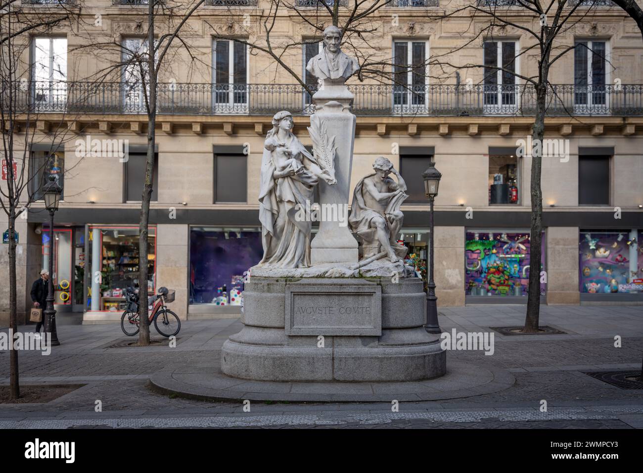 Paris, Frankreich - 02 17 2024: Place de la Sorbonne. Sehen Sie sich das Denkmal von Auguste Comte von Jean-Antoine Injalbert an Stockfoto