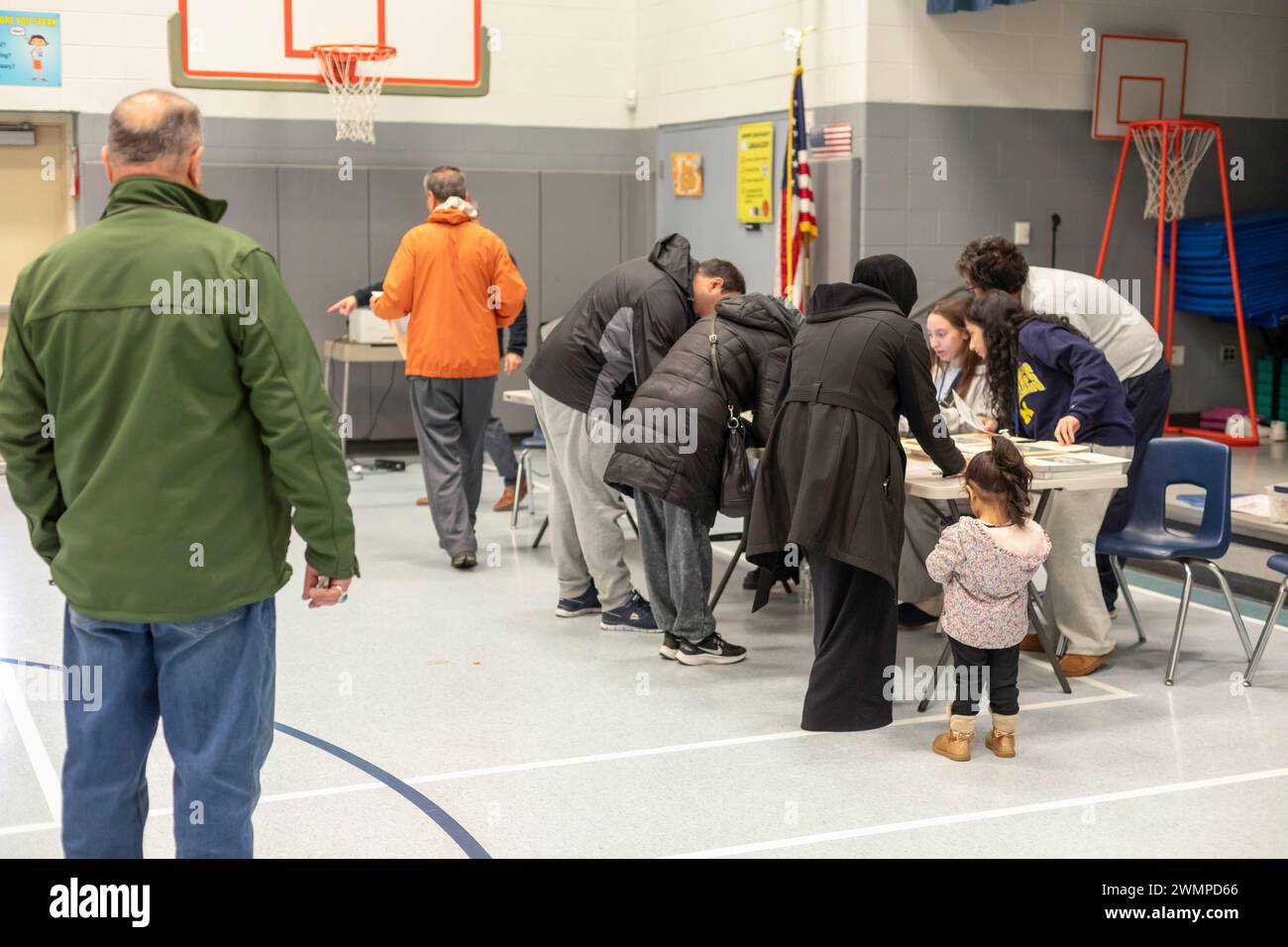 Deaarborn, Michigan, USA. Februar 2024. Die Leute melden sich an der Geer Park School bei der Präsidentschaftswahl in Michigan an. Vor allem in Hamtramck und Dearborn, wo es eine große Zahl von Arabisch-Amerikanern gibt, planten viele Wähler, in der demokratischen Vorwahl „ungebunden“ zu wählen. Viele Araber-Amerikaner sind wütend über Joe Bidens Unterstützung für Israel im Gaza-Krieg. Quelle: Jim West/Alamy Live News Stockfoto