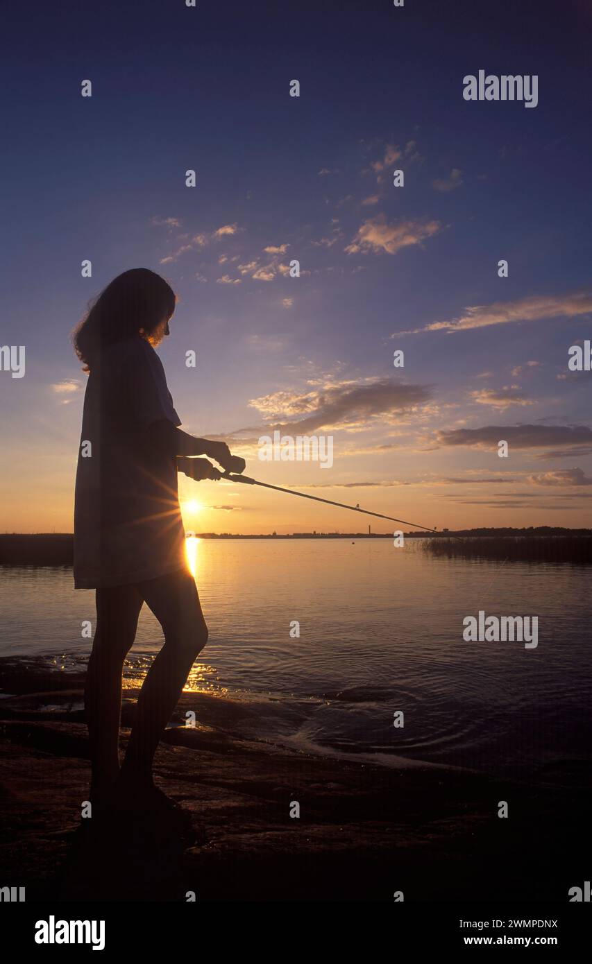 Mädchen fischen bei Sonnenuntergang Stockfoto