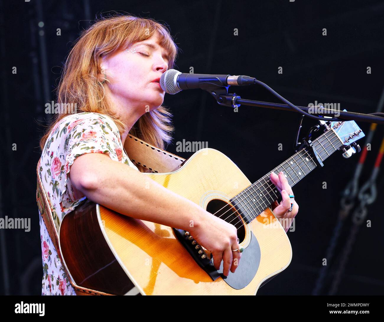 Crickhowell, Brecon Beacons, Wales, Großbritannien. August 2023. Das Green man Festival ist ein unabhängiges Musik-, Wissenschafts- und Kunstfestival, das jährlich Mitte August in den Brecon Beacons in Wales stattfindet. Green man hat sich zu einer Veranstaltung mit 25.000 Teilnehmern entwickelt, bei der überwiegend Live-Musik präsentiert wird. Im Bild: Courtney Marie Andrews, eine US-amerikanische Singer-Songwriterin aus Phoenix, Arizona Credit: Nidpor/Alamy Live News Stockfoto