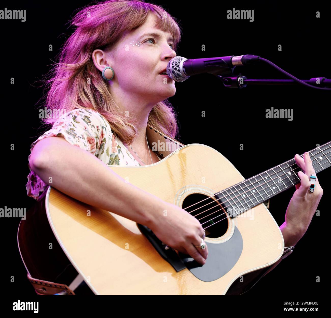 Crickhowell, Brecon Beacons, Wales, Großbritannien. August 2023. Das Green man Festival ist ein unabhängiges Musik-, Wissenschafts- und Kunstfestival, das jährlich Mitte August in den Brecon Beacons in Wales stattfindet. Green man hat sich zu einer Veranstaltung mit 25.000 Teilnehmern entwickelt, bei der überwiegend Live-Musik präsentiert wird. Im Bild: Courtney Marie Andrews, eine US-amerikanische Singer-Songwriterin aus Phoenix, Arizona Credit: Nidpor/Alamy Live News Stockfoto