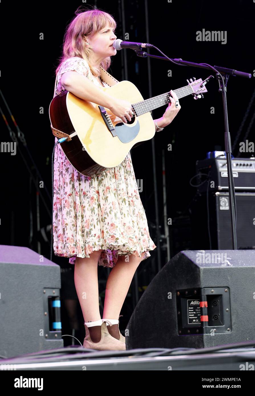 Crickhowell, Brecon Beacons, Wales, Großbritannien. August 2023. Das Green man Festival ist ein unabhängiges Musik-, Wissenschafts- und Kunstfestival, das jährlich Mitte August in den Brecon Beacons in Wales stattfindet. Green man hat sich zu einer Veranstaltung mit 25.000 Teilnehmern entwickelt, bei der überwiegend Live-Musik präsentiert wird. Im Bild: Courtney Marie Andrews, eine US-amerikanische Singer-Songwriterin aus Phoenix, Arizona Credit: Nidpor/Alamy Live News Stockfoto