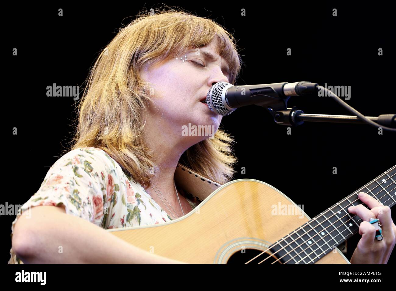 Crickhowell, Brecon Beacons, Wales, Großbritannien. August 2023. Das Green man Festival ist ein unabhängiges Musik-, Wissenschafts- und Kunstfestival, das jährlich Mitte August in den Brecon Beacons in Wales stattfindet. Green man hat sich zu einer Veranstaltung mit 25.000 Teilnehmern entwickelt, bei der überwiegend Live-Musik präsentiert wird. Im Bild: Courtney Marie Andrews, eine US-amerikanische Singer-Songwriterin aus Phoenix, Arizona Credit: Nidpor/Alamy Live News Stockfoto