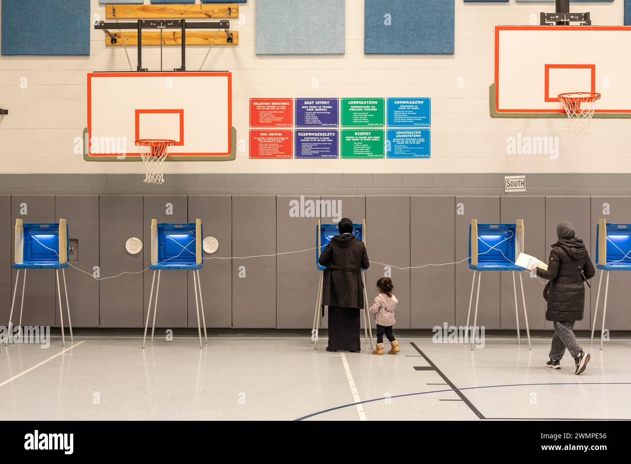 Deaarborn, Michigan, USA. Februar 2024. Wahl an der Geer Park School bei der Präsidentschaftswahl in Michigan. Vor allem in Hamtramck und Dearborn, wo es eine große Zahl von Arabisch-Amerikanern gibt, planten viele Wähler, in der demokratischen Vorwahl „ungebunden“ zu wählen. Viele Araber-Amerikaner sind wütend über Joe Bidens Unterstützung für Israel im Gaza-Krieg. Quelle: Jim West/Alamy Live News Stockfoto