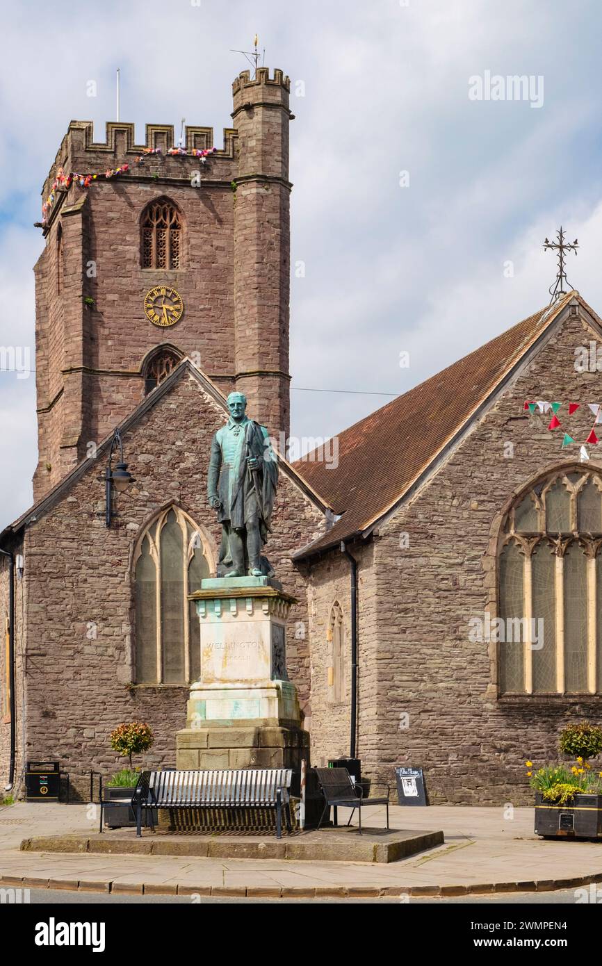 Statue des Duke of Wellington an der St. Mary's Church im Stadtzentrum. Brecon (Aberhonddu), Powys, Mid Wales, Großbritannien, Europa. Stockfoto