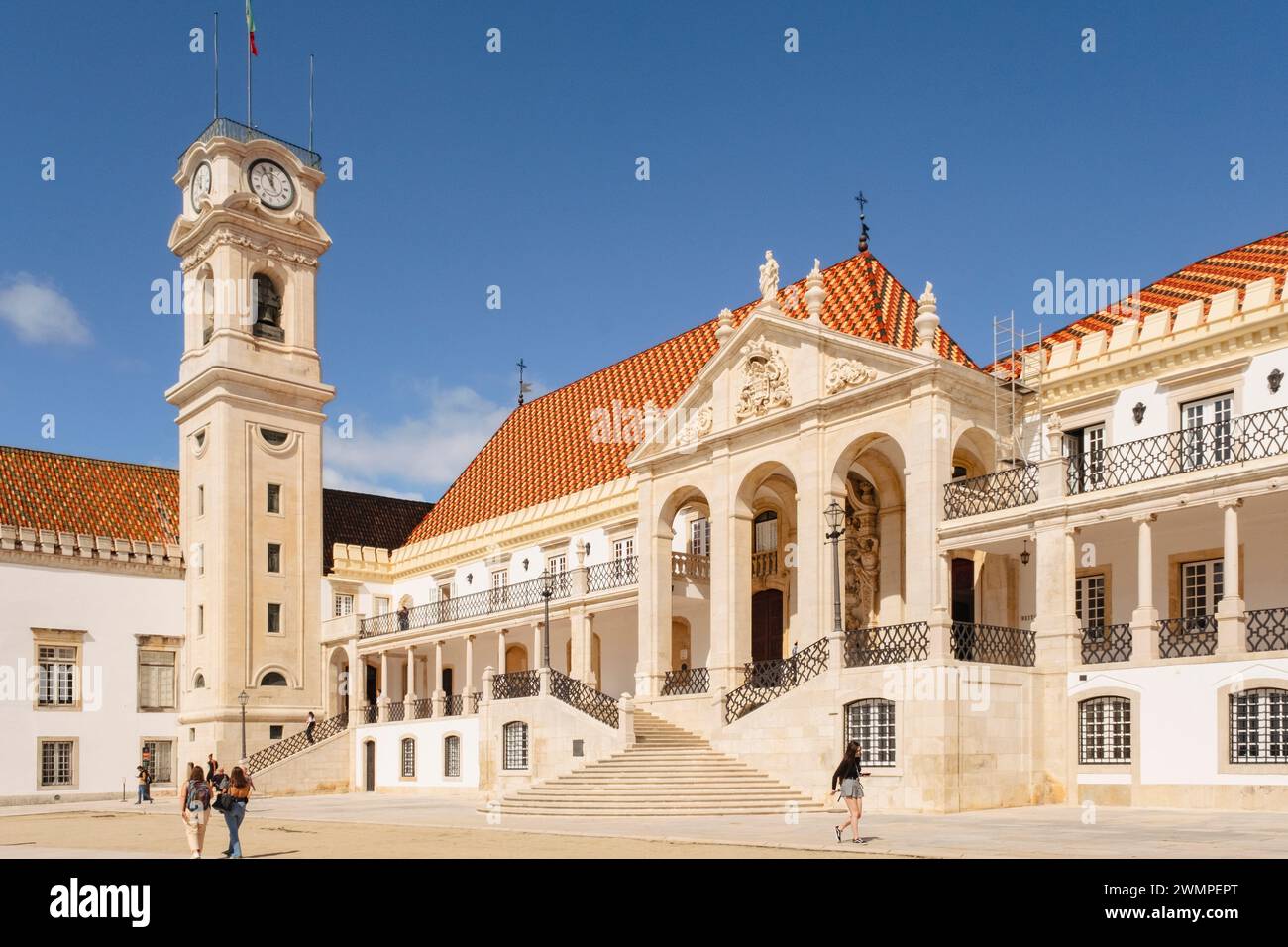 Hof und Uhrenturm der Universität Coimbra. Coimbra, Portugal, Europa. UNESCO-Weltkulturerbe Stockfoto